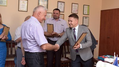 Не тільки грамоти: меру Рівного дозволили вручати годинники і нагрудні знаки