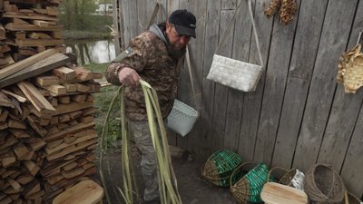 Ветеран із Рівненського Полісся плете постоли для доньки Ветеран із Рівненського Полісся плете постоли для доньки