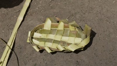 Ветеран із Рівненського Полісся плете постоли для доньки Ветеран із Рівненського Полісся плете постоли для доньки