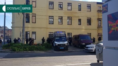 Біля офісу "ОПЗЖ" у Харкові спалили Російський прапор Біля офісу "ОПЗЖ" у Харкові спалили Російський прапор