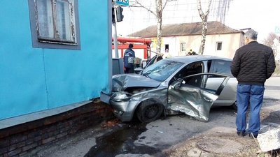 Аварія з двома автомобілями у Сумах: один легковик врізався в ріг будинку