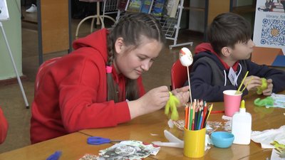 "Великоднє диво". В Дніпрі діти-переселенці вчилися робити крашанки на янголів "Великоднє диво". В Дніпрі діти-переселенці вчилися робити крашанки на янголів