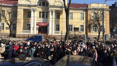 300 працівників Тернопільської районної лікарні пікетували біля господарського суду