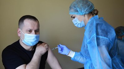 Волинських правоохоронців щеплюють вакциною CoronoVac Волинських правоохоронців щеплюють вакциною CoronoVac