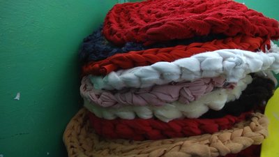 Для своїх килимків жінка використовує залишки тканини Для своїх килимків жінка використовує залишки тканини