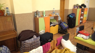 Історії вимушених переселенців, які понад місяць живуть у дитсадочку в Ужгородському районі Історії вимушених переселенців, які понад місяць живуть у дитсадочку в Ужгородському районі