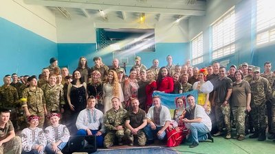 Солістка з Новоукраїнки отримала відзнаку від Головнокомандувача Збройних Сил України Солістка з Новоукраїнки отримала відзнаку від Головнокомандувача Збройних Сил України