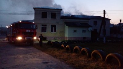 В селі Лучинці Рогатинської громади зайнявся дах двоповерхової будівлі в якій розташовані клубу, сільська рада та бібліотека В селі Лучинці Рогатинської громади зайнявся дах двоповерхової будівлі в якій розташовані клубу, сільська рада та бібліотека