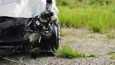 ДТП на блокпості на Чернігівщині: автомобіль в'їхав у піщаний блок