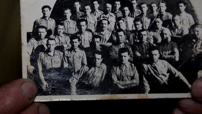 "На фото з військового вишколу - мій Роман у другому ряді зліва", - каже жінка "На фото з військового вишколу - мій Роман у другому ряді зліва", - каже жінка