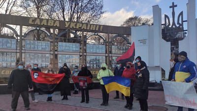 Акція протесту: на площу Незалежності вийшли два десятки хмельничан