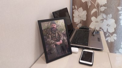 "Йому б це сподобалось": харків’янка, яка втратила чоловіка під Бахмутом, шиє одяг для поранених "Йому б це сподобалось": харків’янка, яка втратила чоловіка під Бахмутом, шиє одяг для поранених
