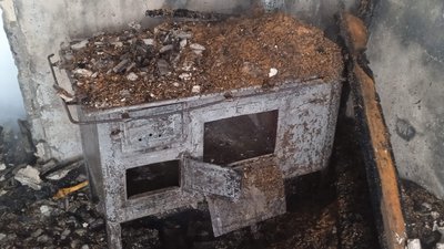 На Закарпатті загорівся будинок через жарину, яка випала з печі На Закарпатті загорівся будинок через жарину, яка випала з печі