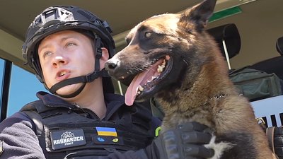 Розмінувальник Андрій Балашов разом з собакою-сапером Квадом