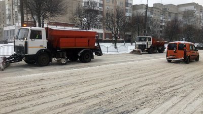 "Працюємо з ночі": як комунальники у Луцьку ліквідовують наслідки снігопаду "Працюємо з ночі": як комунальники у Луцьку ліквідовують наслідки снігопаду