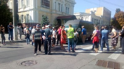 У Миколаєві працівники ДП "Племрепродуктор "Степове" перекрили дорогу – оновлено
