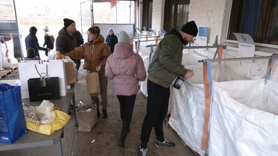 Сергій Зінчук сортує сміття