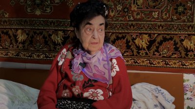 90-річна черкащанка пише радіодиктант