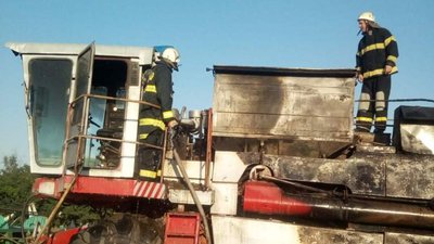 На Херсоншині у полі під час роботи загорівся комбайн