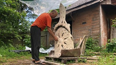 В пам'ять про вчителя: майстер зі Стольного створив свищик, що претендує на рекорд України