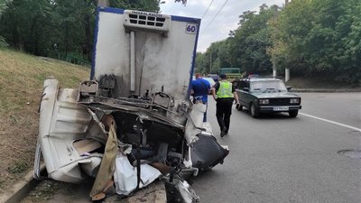 "Вхопив дітей — і тікати". У Харкові у фургона на ходу зірвало кабіну, водія затисло