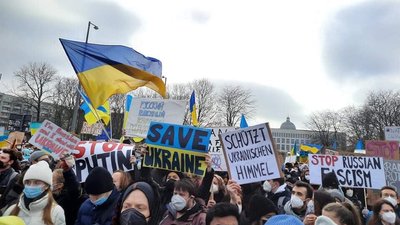 "Ми — з вами!" — сумчанка з мітингу на підтримку України в Берліні "Ми — з вами!" — сумчанка з мітингу на підтримку України в Берліні