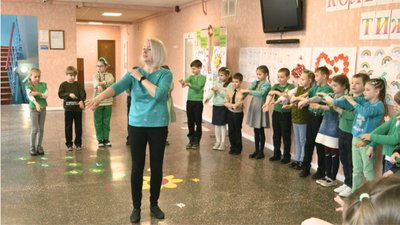 Райдужний понеділок, червоний вівторок, зелена середа: у Черкасах школярі розпочали останню чверть навчального року