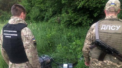 На Волині контрабандисти втекли, залишивши цигарки та безпілотник На Волині контрабандисти втекли, залишивши цигарки та безпілотник