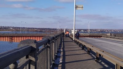 У Миколаєві розвели мости: на ремонт зайшов військовий корабель. У Миколаєві розвели мости: на ремонт зайшов військовий корабель.