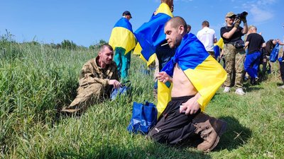 Люди, яких звільнили з російського полону Люди, яких звільнили з російського полону