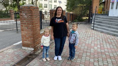 Переселенка з Харківщини Євгенія Андрющенко зі своїми дітьми Переселенка з Харківщини Євгенія Андрющенко зі своїми дітьми