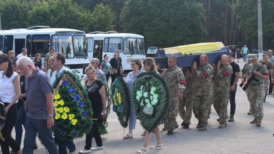 У Сумах попрощалися з загиблим захисником України Павлом Ручкою У Сумах попрощалися з загиблим захисником України Павлом Ручкою