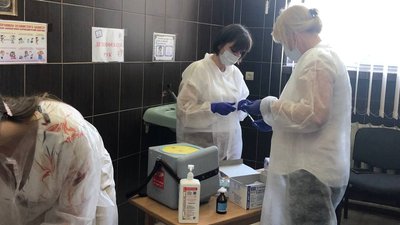 Учителі Ужгородської школи №19 отримали першу дозу вакцини Pfizer Учителі Ужгородської школи №19 отримали першу дозу вакцини Pfizer