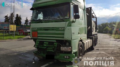 На Рівненщині травмувалось двоє людей унаслідок ДТП за участі спецвантажівки