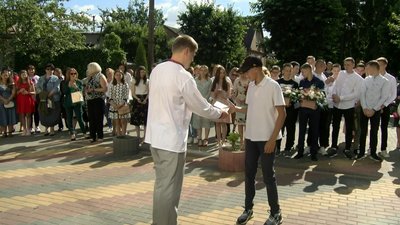 У луцьких школах дев'ятикласникам вручили атестати. Як це було У луцьких школах дев'ятикласникам вручили атестати. Як це було