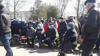 Радгосп "Білозерський" на Херсонщині: жителі навколишніх сіл вимагають розпаювання землі Радгосп "Білозерський" на Херсонщині: жителі навколишніх сіл вимагають розпаювання землі