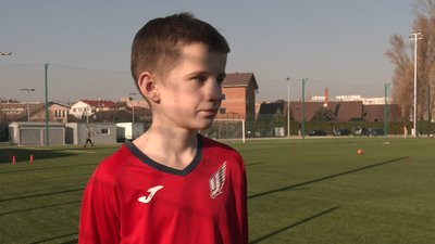 В Івано-Франківську футбольні клуби запрошують дітей на тренування В Івано-Франківську футбольні клуби запрошують дітей на тренування