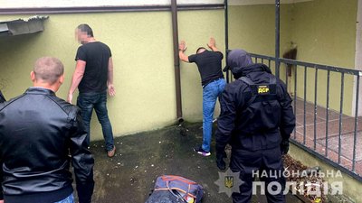 Сховок був у підвалі: у Рівному вилучили бурштину на понад мільйон гривень