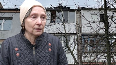 "Зруйновані дві бетонні балки". Мешканці пошкодженого будинку у Херсоні розповіли про наслідки атаки РФ
