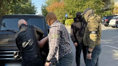 В Ужгороді затримали чоловіка за підозрою у вимаганні 40 тисяч доларів з підприємця