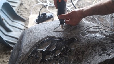 На Охтирщині колишній шкільний вчитель виготовляє пам’ятники загиблим бійцям На Охтирщині колишній шкільний вчитель виготовляє пам’ятники загиблим бійцям