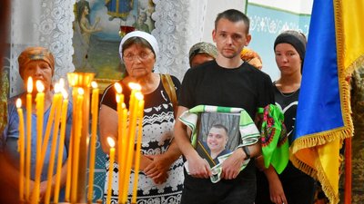 На Чернігівщині попрощалися з двома захисниками України На Чернігівщині попрощалися з двома захисниками України