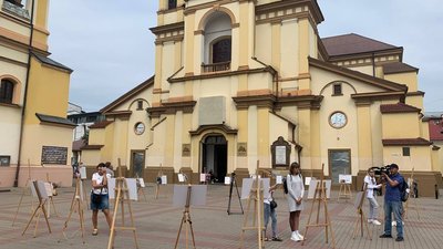 Історії переселенців у світлинах. Волонтери з Франківська презентували проєкт про людей, які через війну втратили дім Історії переселенців у світлинах. Волонтери з Франківська презентували проєкт про людей, які через війну втратили дім