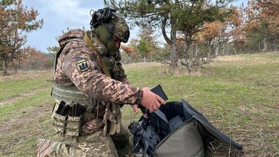 Боєць показує зброю, 26 грудня 2023 року Боєць показує зброю, 26 грудня 2023 року