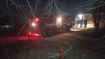 Вінницькі рятувальники за добу ліквідували 12 пожеж, одна з яких смертельна Вінницькі рятувальники за добу ліквідували 12 пожеж, одна з яких смертельна