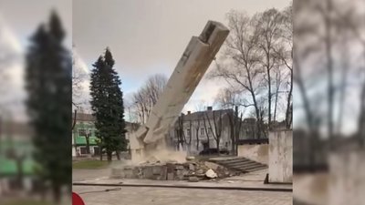 На Львівщині повалили стелу-пам’ятник радянському солдату