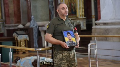 У Луцьку відбулося прощання з захисником Володимиром Клименком У Луцьку відбулося прощання з захисником Володимиром Клименком