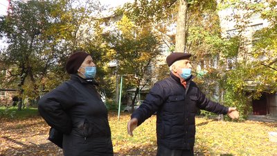 Немає грошей. У Франківську двір будинку не ремонтують з 1973 року