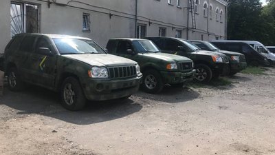 Тернопільські волонтери передали на передову чотири автомобілі Тернопільські волонтери передали на передову чотири автомобілі