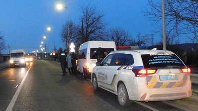 Підливали ліки в алкоголь та обкрадали. На Львівщині затримали групу шахраїв